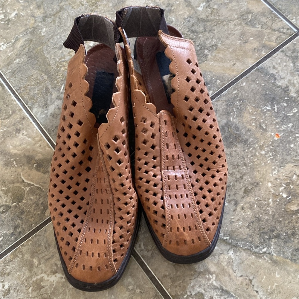 Rieker women’s tan brown perforated leather slingback sandals. Size 37.🧡🧡🧡